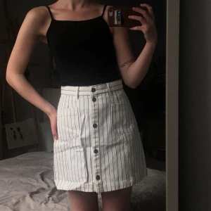 Monki kjol - Kritsträcksrandig jeanskjol från Monki i storlek 34/XS. Aldrig använd! (skrynklig pga legat oanvänd så länge🥺) Ordinarie pris 250kr