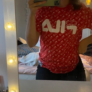 Fila-T-shirt! - Storlek M! Aldrig använd. Buda annars 100kr ink frakt :)
