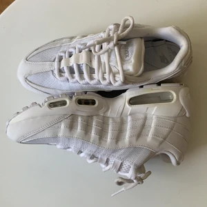 Sneakers- Nike Air Max - Supersnygga Nike skor, endast använda 1 gång. Original pris runt 1500kr.