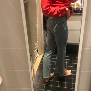 Jeans - Säljer mina snygga raka jeans. De står strl.27 i dem, jag är 173 och har vanligtvis 38 i jeans. Skulle säga att dem är en 36, samt lite korta på mig. Hör av dig vid intresse så kan jag skicka fler bilder 