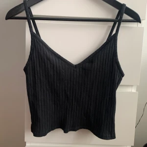 Croptop - V-ringar croptop från H&M, fin passform