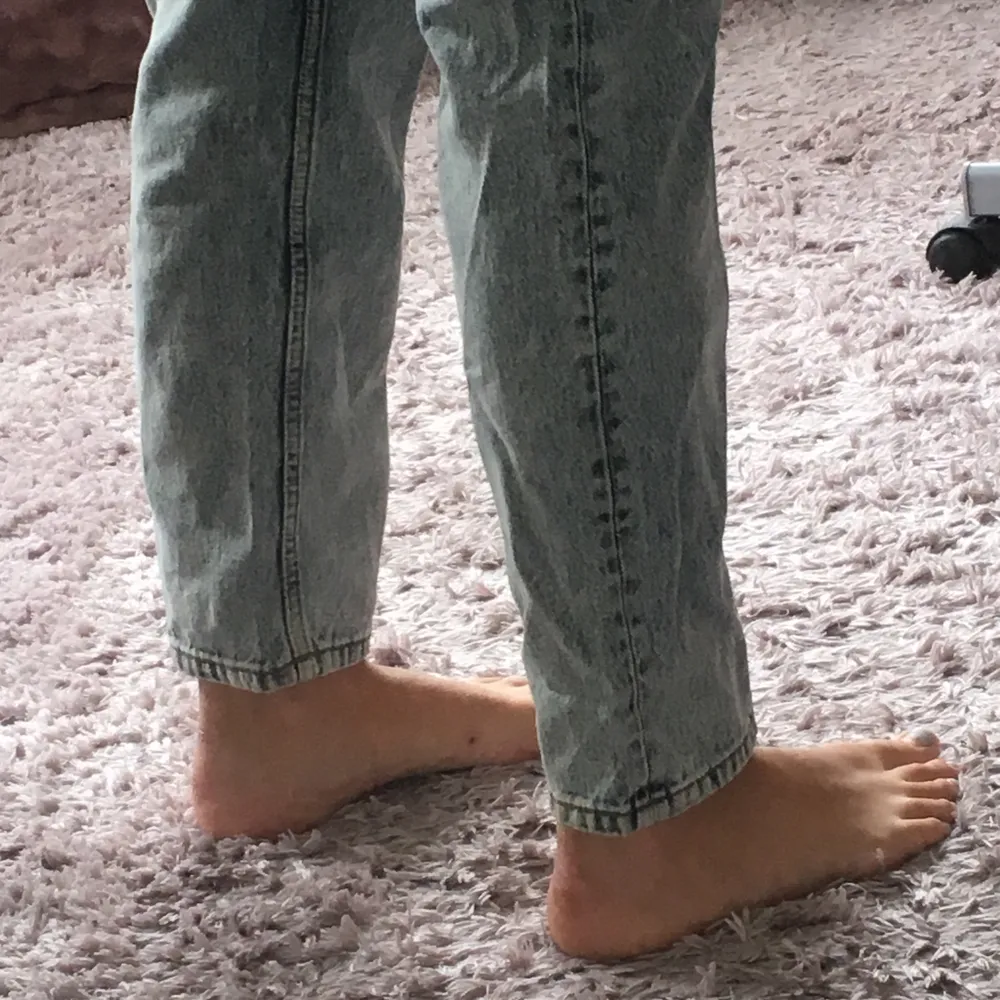 Ett par ljustvättade jeans med straight leg från Asos som inte längre finns kvar. Dem är lite korta för mig som är 179cm💕💕 Det är i storlek W28 L32 men skulle säga att dem sitter som W26. Frakt tillkommer på 44kr. Jeans & Byxor.