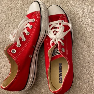 Converse skor - Ett par låga fina converse skor röda. De är helt nya och aldrig använda vilket man också ser! De är verkligen som nya och verkligen så snygga!