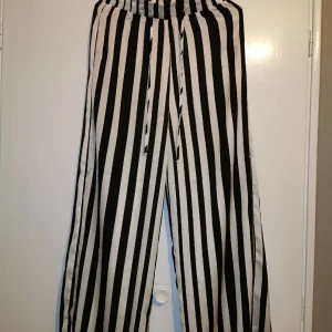 Polyester byxor stl XS - Sköna polyester byxor stl XS, ej använda. Priset går att diskutera vid snabb. Köparen står för frakten. 