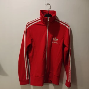 Adidas retro  - Adidas jacka modell äldre. XS Men funkar som S/M.