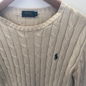 Kabelstickad Ralph Lauren - En super fin kabel stickade från Ralph Lauren!               Storlek s! Beige
