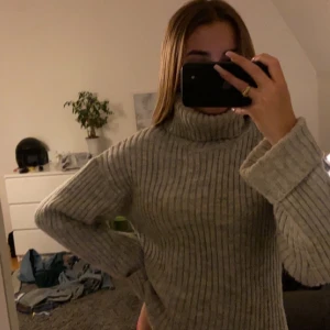 stickad polo tröja - Säljer min stickade polo träja från nakd, den är jätte mysig speciellt nu till hösten storlek 34