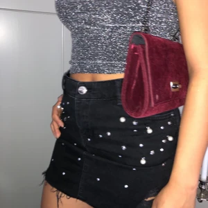 Svart kjol m paljetter - Knappt använd, inga paljetter/pärlor har ramlat av 