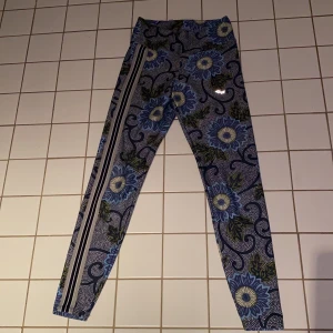 Skitsnygga & unika träningstights - Träningstights som är aååå snygga i storlek XS från Röhnish! 