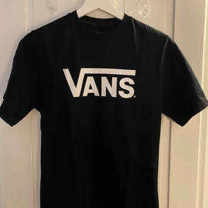 Vans t-shirt strl L - Den perfekta vardagliga t-shirten från vans. Är i storlek L men sitter ungefär som en M. T-shirten är i mycket gott skick och är väldigt bekväm med hyfsat långa ärmar. 💓 Pris kan diskuteras. 