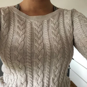 Beige stickad tröja  - Säljer denna eftersom den är lite liten till mig. Inte alls mycket använd.  Skulle säga att den passar S men det är en XS. 