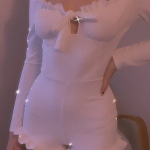 Vit jumpsuit - Supersöt krämvit jumpsuit från missguided. Skulle gissa storlek S då den är ganska tajt över höfterna. Frakt 60kr