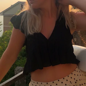 Svart topp - En v-ringad kort ”blus” ifrån NAKD,  Säljs för 250kr🖤 storlek 38.