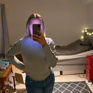 Randig tröja - Randig tröja i storlek L men känns mer som M💕