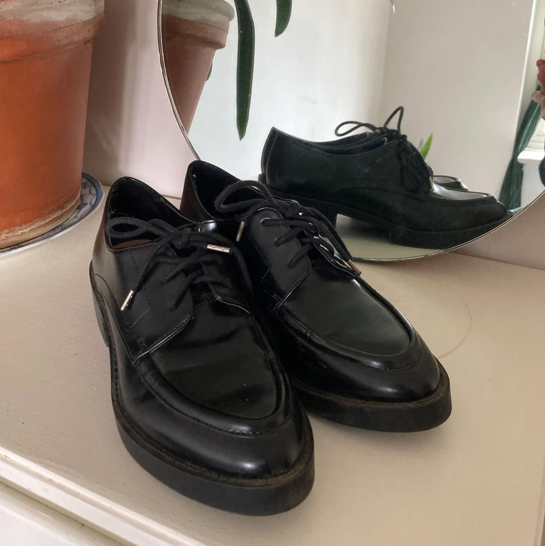 Skor med spetsig tå och chunky klack