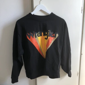 Wangler Sweatshirt  - Snygg wangler tröja, använd fåtal gånger. Mycket bra skick, strl s. Köpt för 450kr.