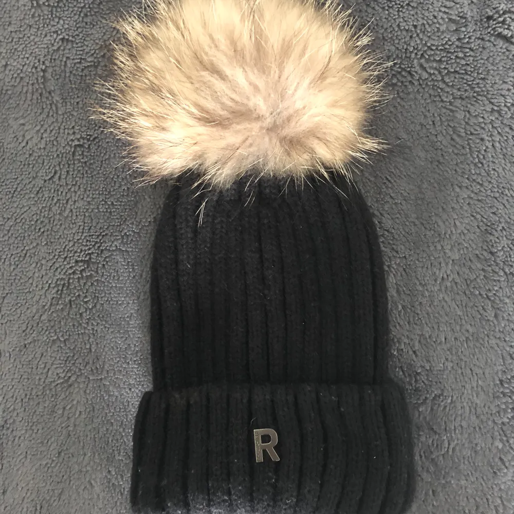 Mössan är aldrig använd, äkta. Pälsen äkta, som nytt skick, jackan är lite mer använd men annars i bra skick. Priset kan diskuteras efter köparen . Muu.