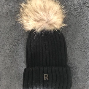 Rock And Blue artiklar  - Mössan är aldrig använd, äkta. Pälsen äkta, som nytt skick, jackan är lite mer använd men annars i bra skick. Priset kan diskuteras efter köparen 