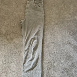 Gråa jeans från zara - Trendiga jeans från zara. Storlek 40. Tyvärr väligt stora på mig men dom sitter snyggt oversized. Använda 3 gånger. Köparen står för frakt (63kr) 🧚🏼‍♀️🧚🏼‍♀️🧚🏼‍♀️🧚🏼‍♀️