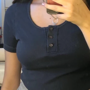 Mörk blå tröja indiska - Mörk blå tröja från indiska storlek S. Säljer på grund av att den är för liten för mig. Frakt tillkommer. 