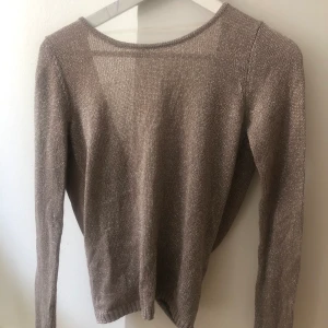 .OBJECT Knit pullover strl XS   - Skick: Använd några gånger. Tyckte den såg fin ut med lite avstånd men när jag granskade den närmare såg jag flera lösa trådar och att det av trådarna blivit ”streck”. Fortfarande fin däremot! Material: 68% viskose, 32 % metallic fibers. Pris för upphämtning på Östermalm eller Gärdet i Stockholm. Vid frakt skickas det med Postnord skicka lätt, spårbart.