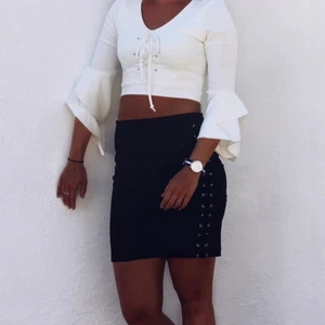 Mockakjol - Superskön kjol i mockaimitation med snörning på sidorna🖤 storlek S, passar även mig som är S/M. 40kr+frakt 