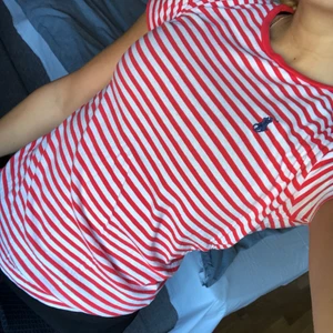 Polo Ralph Lauren T-shirt - Väldigt fin PRL T-shirt i strl XS/S. Knappt använt, i väldigt bra kvalite och mjukt fint tyg. Inköpt i USA för över 200kr. 100kr inklusive feakt , pris går att diskuteras. 🥰