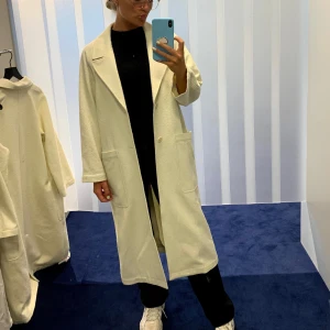 J.Lindeberg kappa - Intressekoll på min fantastiska kappa från J.Lindeberg. Använd 2-3 ggr så i nyskick. Tyvärr kommer inte till så mycket användning som jag hoppats :( Mer vit än vad den ser ut på bilderna! Originalpris 4500 kr. Strl 34. Buda! ✨⚡️🌻