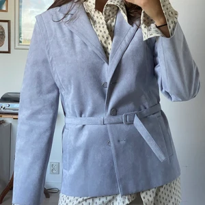 Mockajacka - Fin pastell-lila mockajacka i strl 38. Finns vissa få fläckar, går säkert att tvätta bort. Kan skickas fler bilder om så önskas!🌸