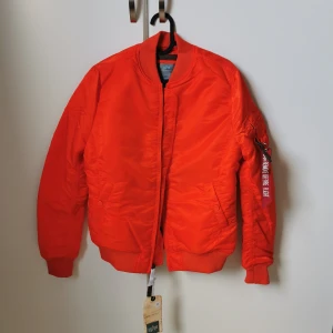 Alpha industries storlek M - Oanvänd Alpha industries jacka med lapp kvar. Upplever att är liten i storleken så är mer som S. Den är orange och inte röd om det ser ut så på bilderna?! Nypris 1800. Köparen står för frakt 🌟