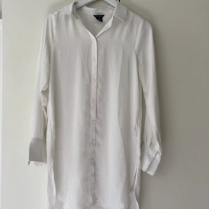 Vit skjorta - Vit, lite längre skjorta från Lindex. Endast använd en gång. Köparen står för frakten.