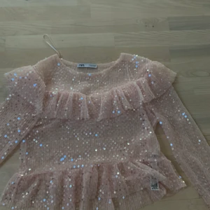 Rosa glitter tröja - Såså fin tröja! Älskar den men får tyävrr inte användning för den. Köpt på zara i spanien