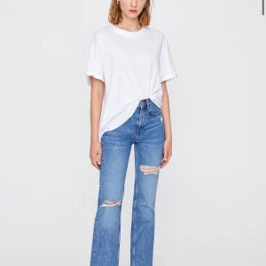 Jeans med slits - Ett par blåa jeans med hål från Pull and Bear, dom har även en slits nertill. Jag har klippt av dom och gjort en längre slits (hör av er för fler bilder). Endast använd 3 gånger, så i nyskick!😁 Storlek: 32 och passar mig som är 160cm💙 Buda gärna!