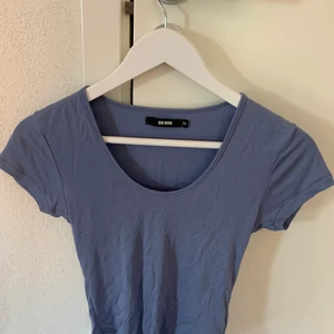 Bikbok - Superfin liten söt topp från Bikbok i storlek XS! Använd 1 gång pågrund av att den är för liten💞