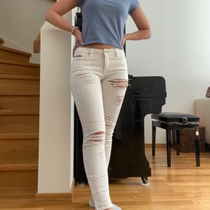Tommy hilfiger jeans - Vita ripped Tommy Hilfiger jeans. Nypris var ca 1200kr och de är använda max två gånger. Storleken är 26/32, men jag är 162 och de går till anklarna på mig. Pris kan diskuteras!