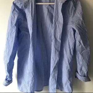 Säljer denna blå randiga skjorta ifrån kidsbrandstore (endast andvänd en gång) den är i storlek XL men det är barn storlek så kanske s-m 🦋💕 30kr + frakt