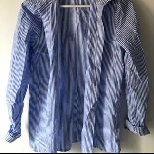 Blå randig skjorta - Säljer denna blå randiga skjorta ifrån kidsbrandstore (endast andvänd en gång) den är i storlek XL men det är barn storlek så kanske s-m 🦋💕 30kr + frakt