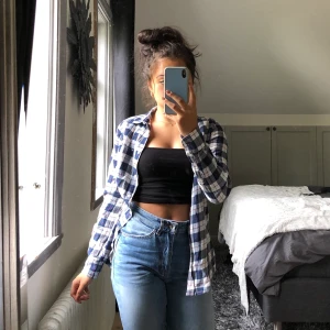 Blå-vit randig skjorta  - Som ny, fin att ha över ett linne, stängd eller knyten runt höfterna 