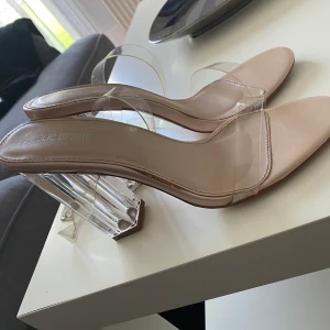 Klackar  - Klackar från boohoo,  använt ett få tal höger och de är i bra skickat 