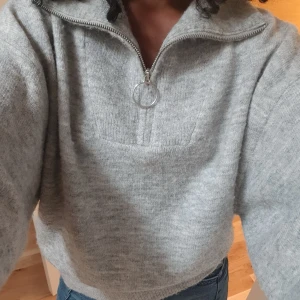 Tjocktröja med dragkedja - Säljer denna snygga oversizade tjocktröjan från Hm💕Slutsåld på hemsidan! Baksidan av dragkedjan har några repor, inget synligt!  Använd ett fåtal gånger💕 Nypris: 249kr