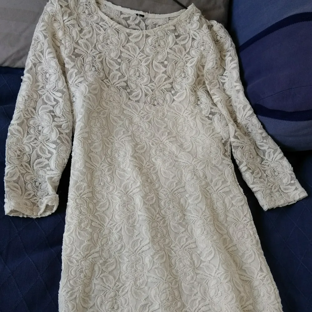 -height 170/96A   -clean and in good condition   -classy and elegant white dress   - suitable for formal & informal occasions   pick up or by post.   Buyer will pay the cost of post.   pick up place : universitad station / techniska hogskolan station / Danderyd Sjukhus station / Vaxholm centrum / any stop of bus 670  feel free to send a message me for details, Cecilia  . Klänningar.