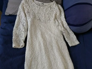 Elegant white floral dress size M - -height 170/96A   -clean and in good condition   -classy and elegant white dress   - suitable for formal & informal occasions   pick up or by post.   Buyer will pay the cost of post.   pick up place : universitad station / techniska hogskolan station / Danderyd Sjukhus station / Vaxholm centrum / any stop of bus 670  feel free to send a message me for details, Cecilia  