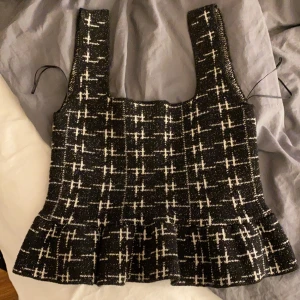 Linne från zara - Säljer ett väldigt fint linne från zara då de inte kommer till användning längre, har bara använt de ett fåtal gånger, även väldigt fint med en vit skjorta under eller liknande.