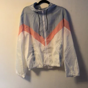 Aldrig använd prasseljacka  - Prasseljacka i fint skick, aldrig använd. Skickar gärna men köparen 