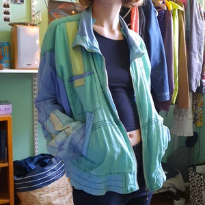 JACKA i tunt tyg 80s - 80s jacka från Cheer! Bekväm o sitter najs på alla storlekar beroende på hur man vill ha modellen, visad på en S. Fin kvalitét, tunt svalt tyg med dragkedja framtill