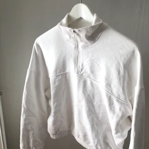 Weekday sweatshirt  - Tröja från weekday, använd ett fåtal gånger. Vit med dragkedja vid kragen stl S. 170kr med frakt
