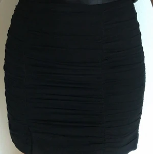 Super söt tight kjol - Säljer på grund av att den är lite för koryvefterson jag är ganska lång. Jätte snygg passform. Högsta pris får kjolen