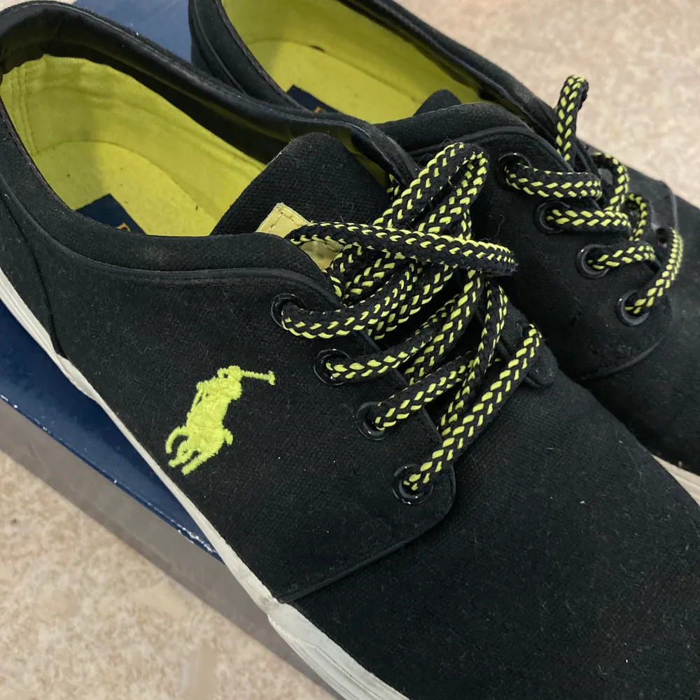(Självklart äkta) svarta Ralph Lauren-skor. Använda en gång, så de är i jättefint skick. De torkas såklart av innan försäljning. Köparen står för frakt, men kan även mötas upp i Norra Stockholm. Säljes pga fel storlek. Hör av er vid frågor! Nypris: 899kr. Skor.
