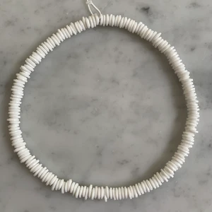 Homemade - Ett hemmagjort halsband av pärlor. Super dyngigt och cleant. 30 kronor + 11 i frakt 💕