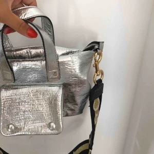  - säljer denna feta zara väska med tillhörande Michael kors band ✌🏻✌🏻✌🏻
